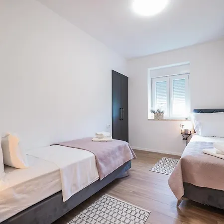Elly Apartment